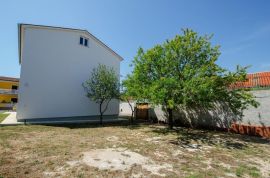 Apartmanska kuća na dobroj lokaciji, Ližnjan, Istra, Ližnjan, House