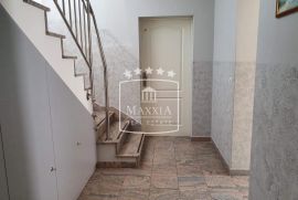 Diklo - idealna investicija za najam 8 stambenih jedinica! 849000€, Zadar, Maison