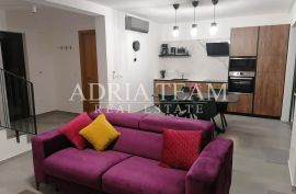 APARTMANI U URBANOJ VILI S BAZENOM, 250 m OD MORA, VIR - ZADAR, Vir, Casa