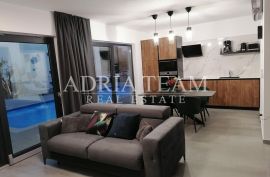 APARTMANI U URBANOJ VILI S BAZENOM, 250 m OD MORA, VIR - ZADAR, Vir, Casa