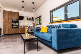 APARTMANI U URBANOJ VILI S BAZENOM, 250 m OD MORA, VIR - ZADAR, Vir, Casa