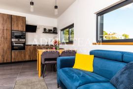 APARTMANI U URBANOJ VILI S BAZENOM, 250 m OD MORA, VIR - ZADAR, Vir, Casa