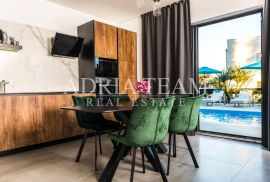 APARTMANI U URBANOJ VILI S BAZENOM, 250 m OD MORA, VIR - ZADAR, Vir, Casa