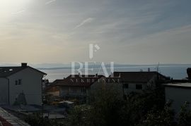 PRILIKA! SNIŽENO!! Gornji Zamet, odličan stan u visokom potkrovlju s balkonom i pogledom na more!, Rijeka, Stan