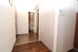 RIJEKA, CENTAR - 2 studio apartmana i poslovni prostor, Rijeka, Kвартира