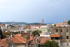 Stan Eksluziva agencije. Prodaje se prostran stan u Preradovićevoj ulici, Pula. Stan se proteže kroz cijelu etažu i nudi izuzetno puno prostora za ugodan život., Pula, Appartment