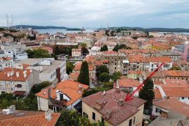 Stan Eksluziva agencije. Prodaje se prostran stan u Preradovićevoj ulici, Pula. Stan se proteže kroz cijelu etažu i nudi izuzetno puno prostora za ugodan život., Pula, Appartment