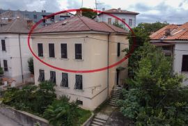 Stan Eksluziva agencije. Prodaje se prostran stan u Preradovićevoj ulici, Pula. Stan se proteže kroz cijelu etažu i nudi izuzetno puno prostora za ugodan život., Pula, Appartment