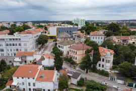 Stan Eksluziva agencije. Prodaje se prostran stan u Preradovićevoj ulici, Pula. Stan se proteže kroz cijelu etažu i nudi izuzetno puno prostora za ugodan život., Pula, Stan