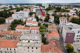 Stan Eksluziva agencije. Prodaje se prostran stan u Preradovićevoj ulici, Pula. Stan se proteže kroz cijelu etažu i nudi izuzetno puno prostora za ugodan život., Pula, Stan