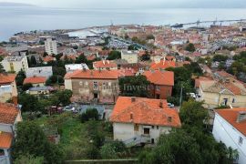 BULEVARD, samostojeća kuća s okućnicom i pogledom na more, Rijeka, بيت