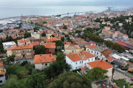 BULEVARD, samostojeća kuća s okućnicom i pogledom na more, Rijeka, بيت