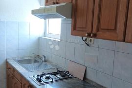 VODICE  PREKRASNA KUĆA SA 9 APARTMANA 100 METARA OD MORA, Vodice, بيت