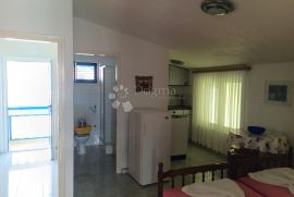 VODICE  PREKRASNA KUĆA SA 9 APARTMANA 100 METARA OD MORA, Vodice, بيت