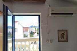 VODICE  PREKRASNA KUĆA SA 9 APARTMANA 100 METARA OD MORA, Vodice, بيت