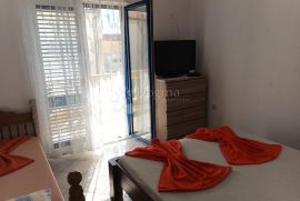 VODICE  PREKRASNA KUĆA SA 9 APARTMANA 100 METARA OD MORA, Vodice, بيت