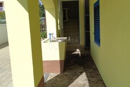 VODICE  PREKRASNA KUĆA SA 9 APARTMANA 100 METARA OD MORA, Vodice, بيت