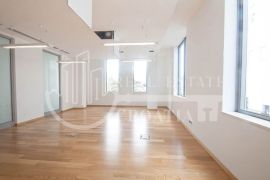 Najam, Split, poslovni prostor 64m2 u poslovnoj zgradi, Split, Propriedade comercial