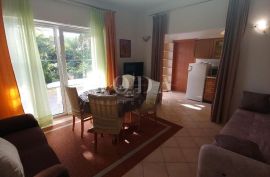 Kuća sa 5 apartmana, Crikvenica, House