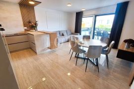 Apartman s bazenom na prestižnoj lokaciji!, Malinska-Dubašnica, Apartamento