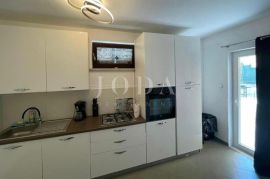 Dvosobni apartman na odličnoj lokaciji, Malinska-Dubašnica, شقة