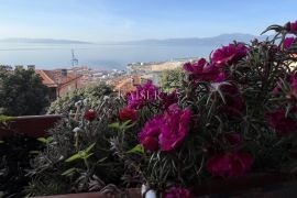 Rijeka, Trsat - kuća s tri stana, dvije garaže i pogledom, Rijeka, House