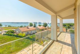 ISTRA, MEDULIN - Moderna vila villa s panoramskim pogledom na more i 100 metara od palaža, Medulin, Haus