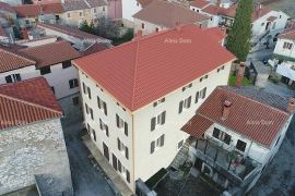 Kuća Prodaja kuće za  renovaciju s projektnom dokumentacijom za izgradnju 7 stambenih jedinica, centar, Žminj!, Žminj, Haus