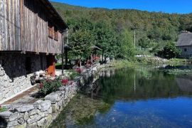 Dva Zemljišta okruženo Gackom, Maerovim i Tonković vrilom, Otočac, Land