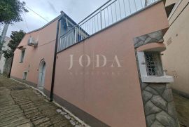 Kuća u centru 70m od mora, Crikvenica, House