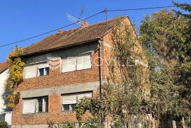 Požega, Hrv. branitelja, troetažna kuća za renovaciju, Požega, Maison