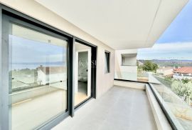 Opatija, Pobri – Luksuzan troetažni stan s okućnicom i bazenom za najam (C), Opatija - Okolica, Appartement