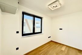 Opatija, Pobri – Luksuzan troetažni stan s okućnicom i bazenom za najam (C), Opatija - Okolica, Apartamento