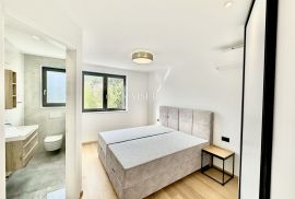 Opatija, Pobri – Luksuzan troetažni stan s okućnicom i bazenom za najam (A), Opatija - Okolica, Apartamento