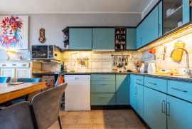 Apartmanska  kuća 2. red od mora, Crikvenica, Kuća