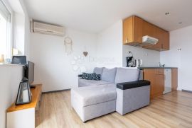 Apartmanska  kuća 2. red od mora, Crikvenica, Kuća