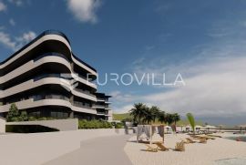 Okolica Trogira, dvosoban stan s vrtom na plaži, Trogir, Appartement