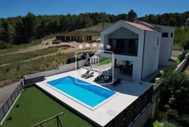 Pridraga - dominantna villa 232m2 prvi red do mora!! 980000€, Novigrad, Casa