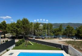 Pridraga - dominantna villa 232m2 prvi red do mora!! 980000€, Novigrad, Casa