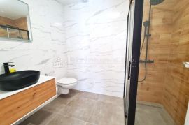 STAN U SUTERENU NOVOGRADNJE SA POGLEDOM NA MORE, Crikvenica, Appartment