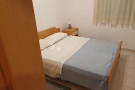 ČIOVO – MASTRIKA -  ATRAKTIVNI DVOSOBNI APARTMAN S BAZENOM I POGLEDOM NA MORE, 300 METARA OD MORA, Trogir, Stan