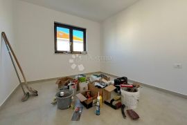 Umag okolica, novogradnja na atraktivnoj lokaciji, 150m od mora, Umag, Appartment