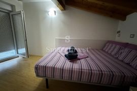 LOVRAN - CENTAR, kuća s tri apartmana, Lovran, Maison