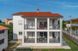 Atraktivna villa sa 2 stana na mirnoj lokaciji - 1,5 km od mora, Ližnjan, House