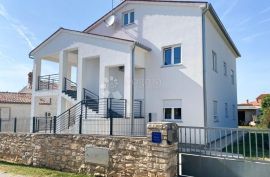 Atraktivna villa sa 2 stana na mirnoj lokaciji - 1,5 km od mora, Ližnjan, House