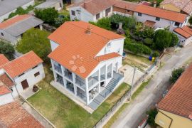 Atraktivna villa sa 2 stana na mirnoj lokaciji - 1,5 km od mora, Ližnjan, House