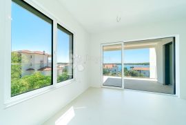 Luksuzni penthouse s privatnom prostranom krovnom terasom i prekrasnim pogledom na more, Barbat., Rab, Appartment