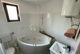 MALINSKA - APARTMANSKA KUĆA 400 m OD MORA, Malinska-Dubašnica, Maison