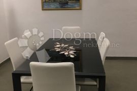 MALINSKA - APARTMANSKA KUĆA 400 m OD MORA, Malinska-Dubašnica, Maison