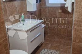 Prostrani stan s 4 sobe i 2 terase u Puli – 2200 €/m²!, Pula, Flat